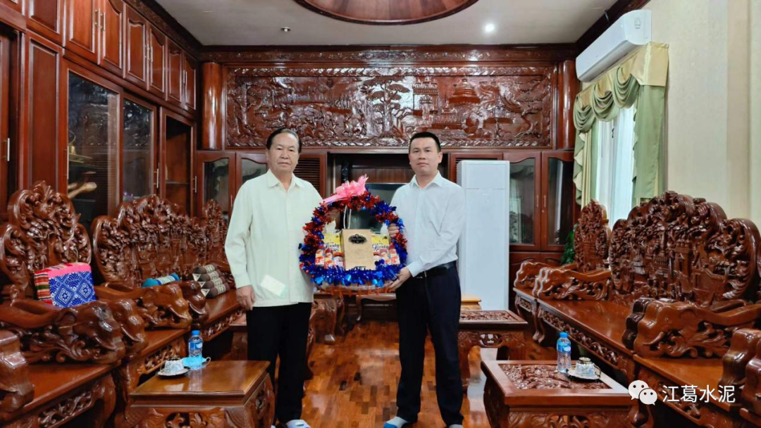 老挝国会副主席迦伦·雅巴贺与总经理温耀盛合影